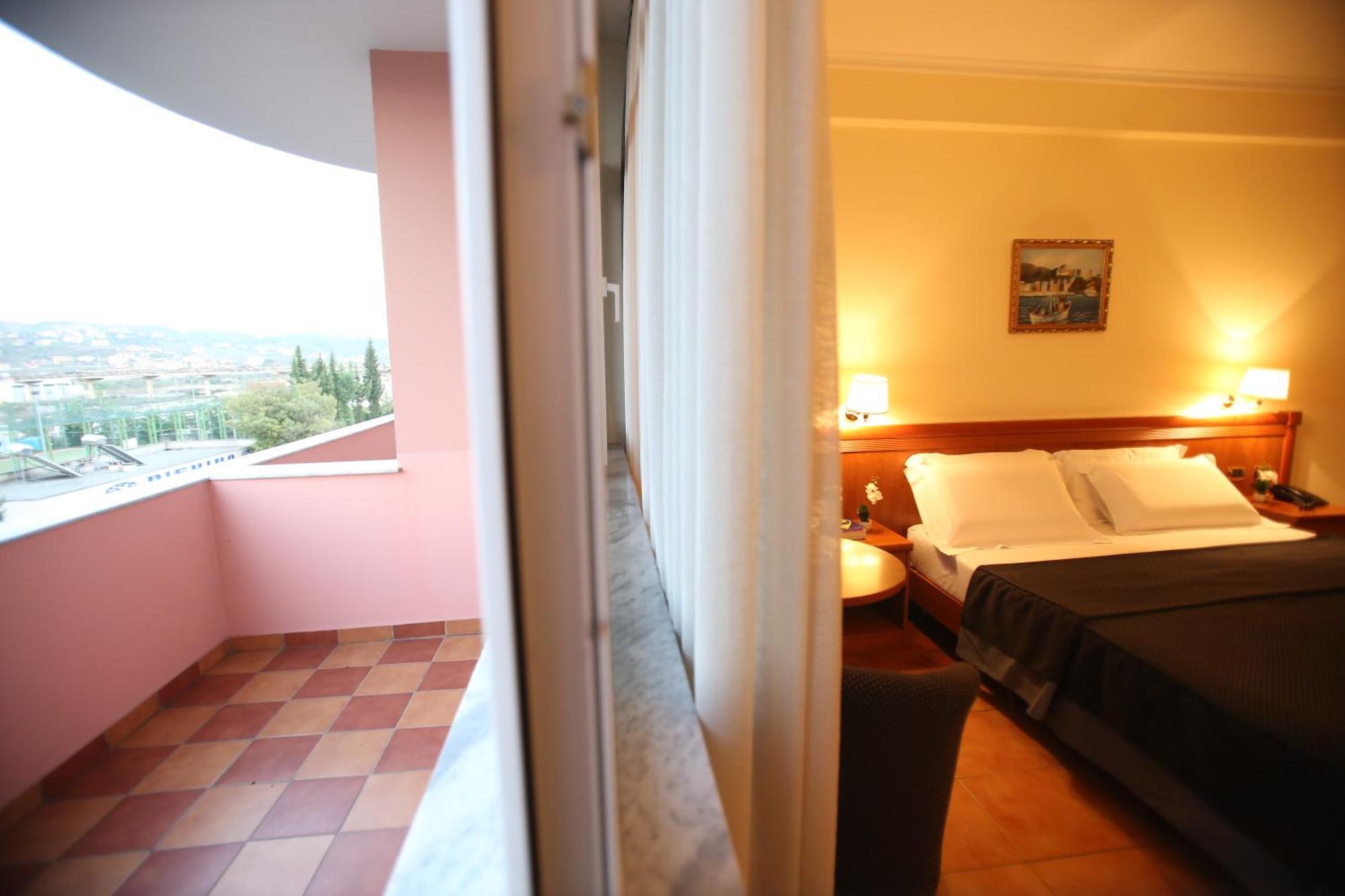 Hotel Continental Vorë Extérieur photo