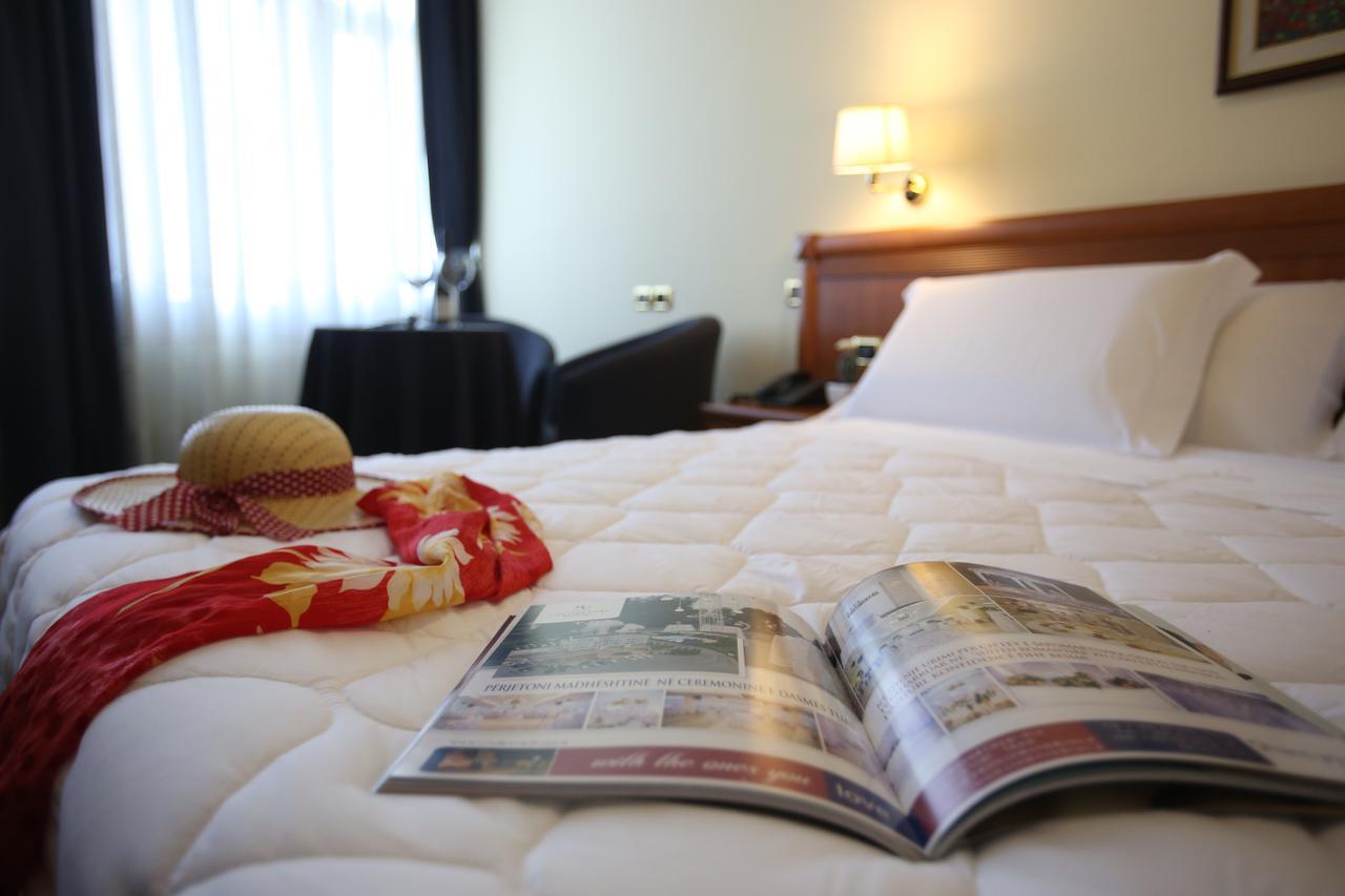 Hotel Continental Vorë Extérieur photo