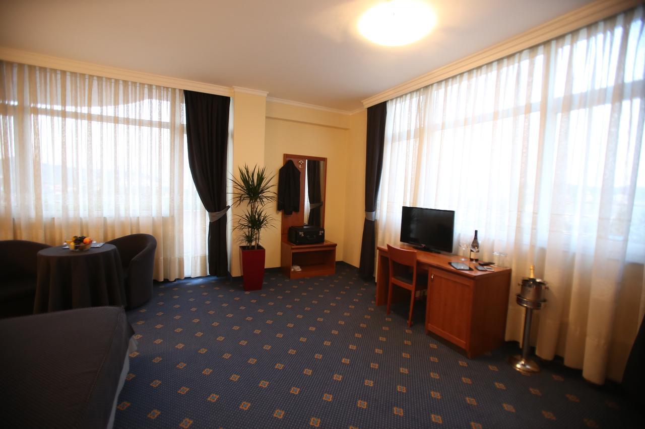 Hotel Continental Vorë Extérieur photo