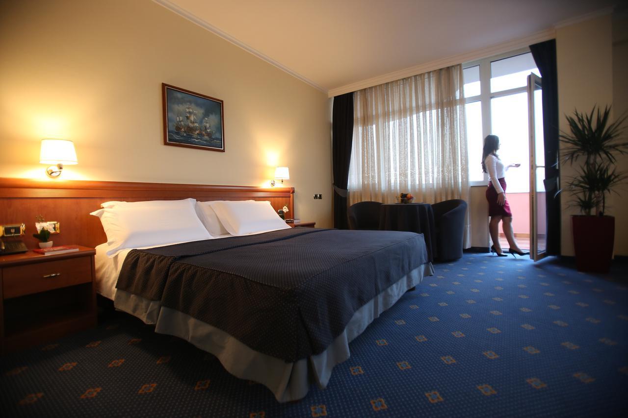 Hotel Continental Vorë Extérieur photo