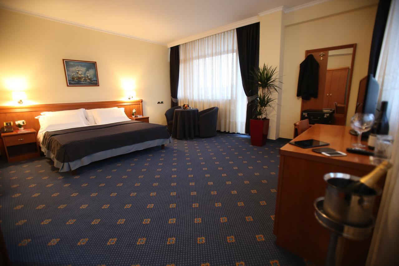 Hotel Continental Vorë Extérieur photo