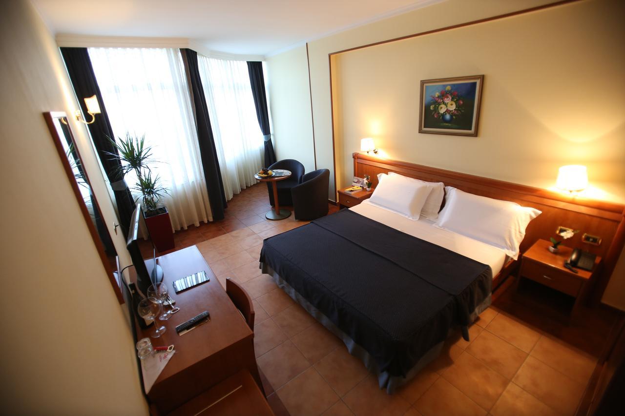 Hotel Continental Vorë Extérieur photo