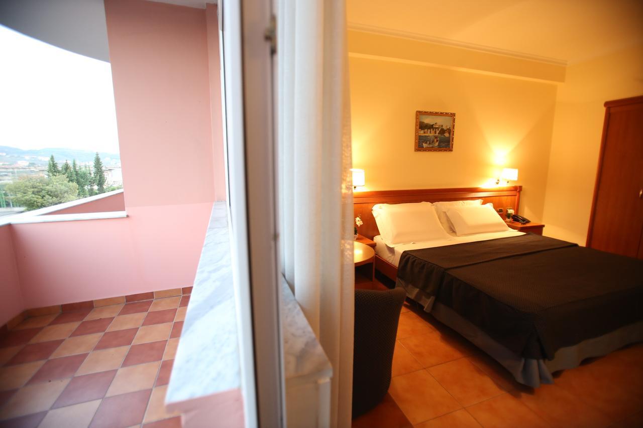 Hotel Continental Vorë Extérieur photo