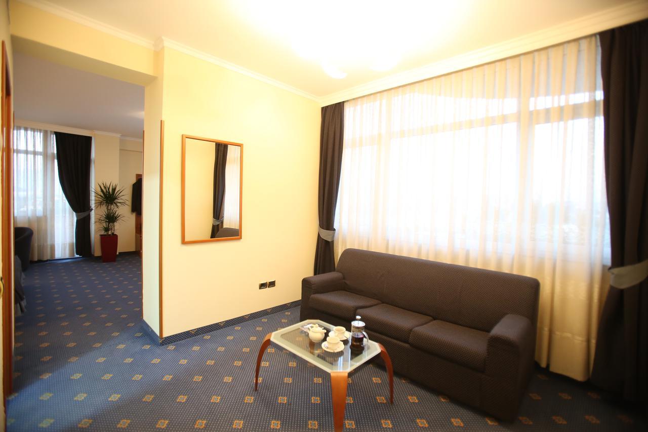 Hotel Continental Vorë Extérieur photo