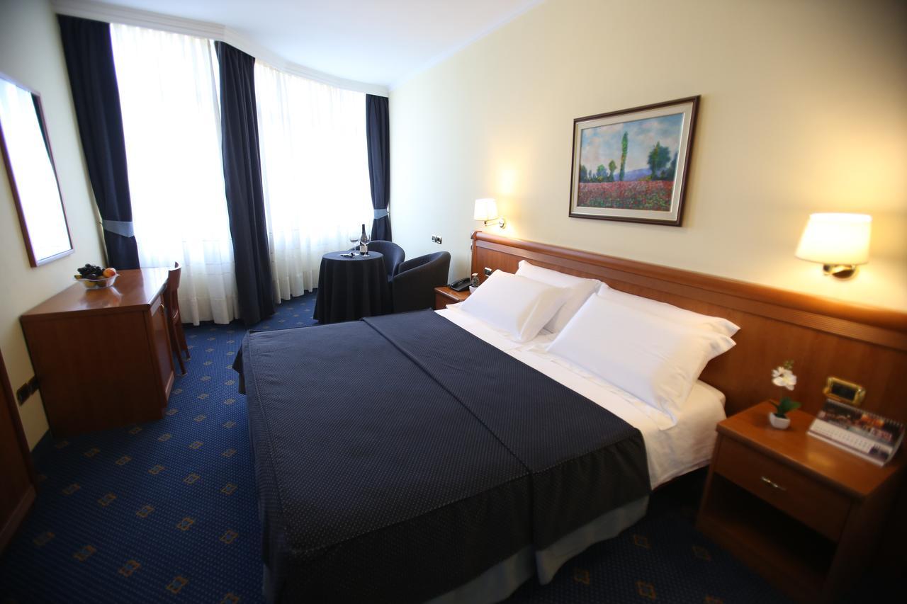 Hotel Continental Vorë Extérieur photo