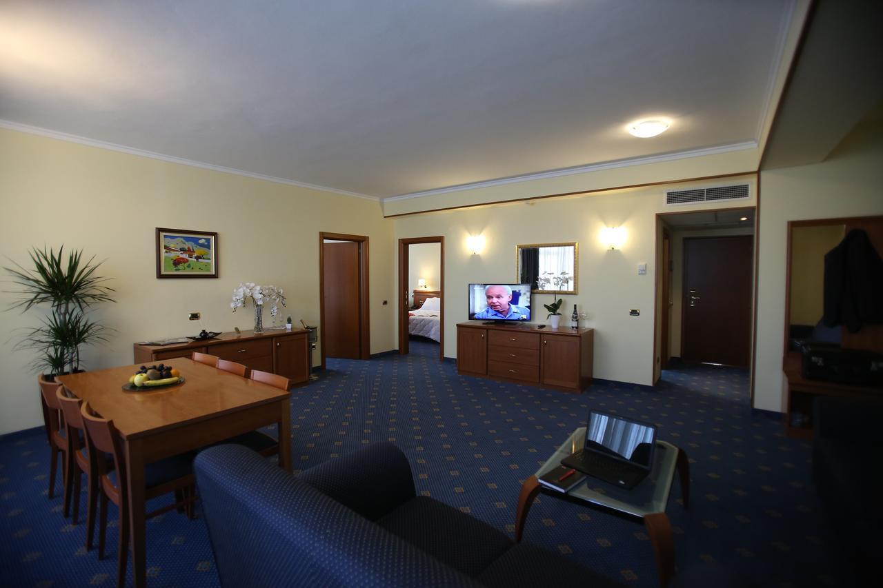 Hotel Continental Vorë Extérieur photo