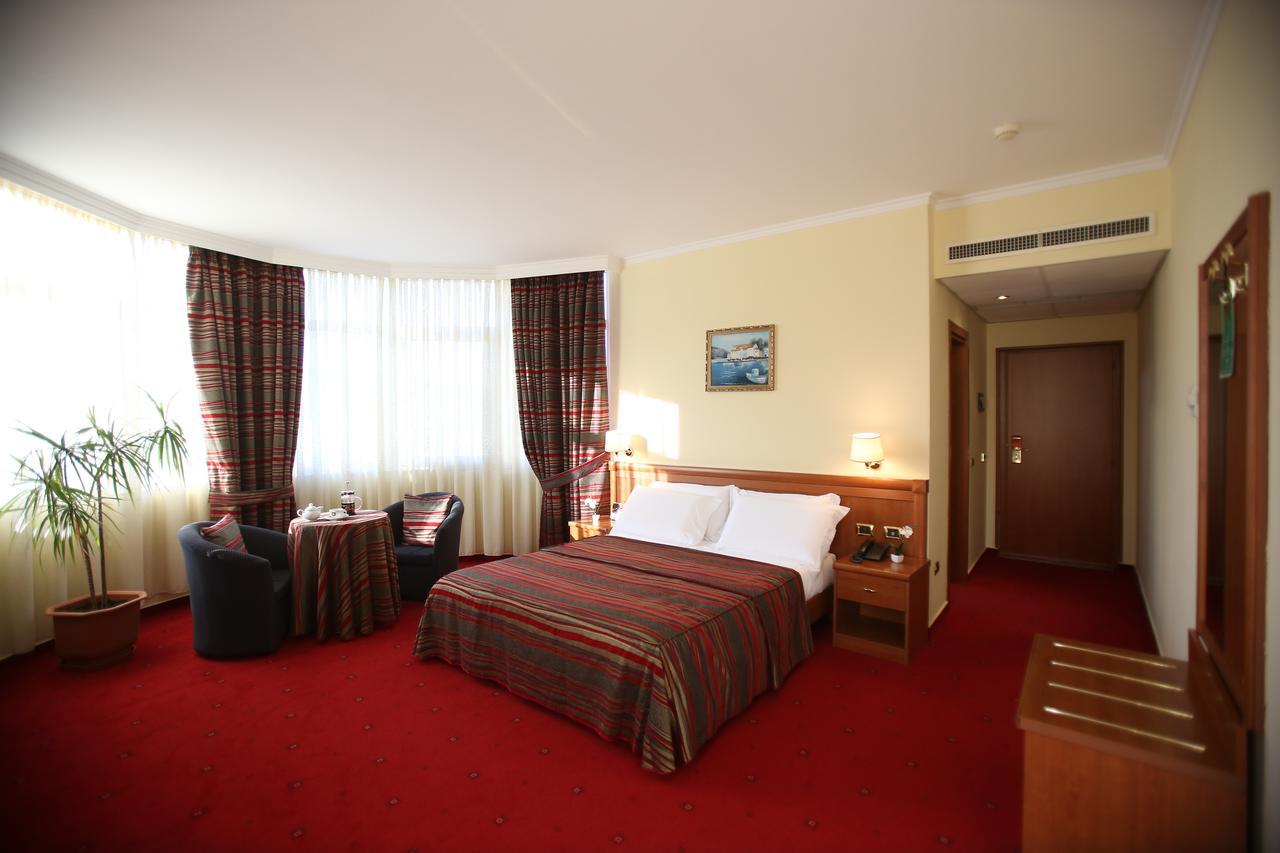 Hotel Continental Vorë Extérieur photo