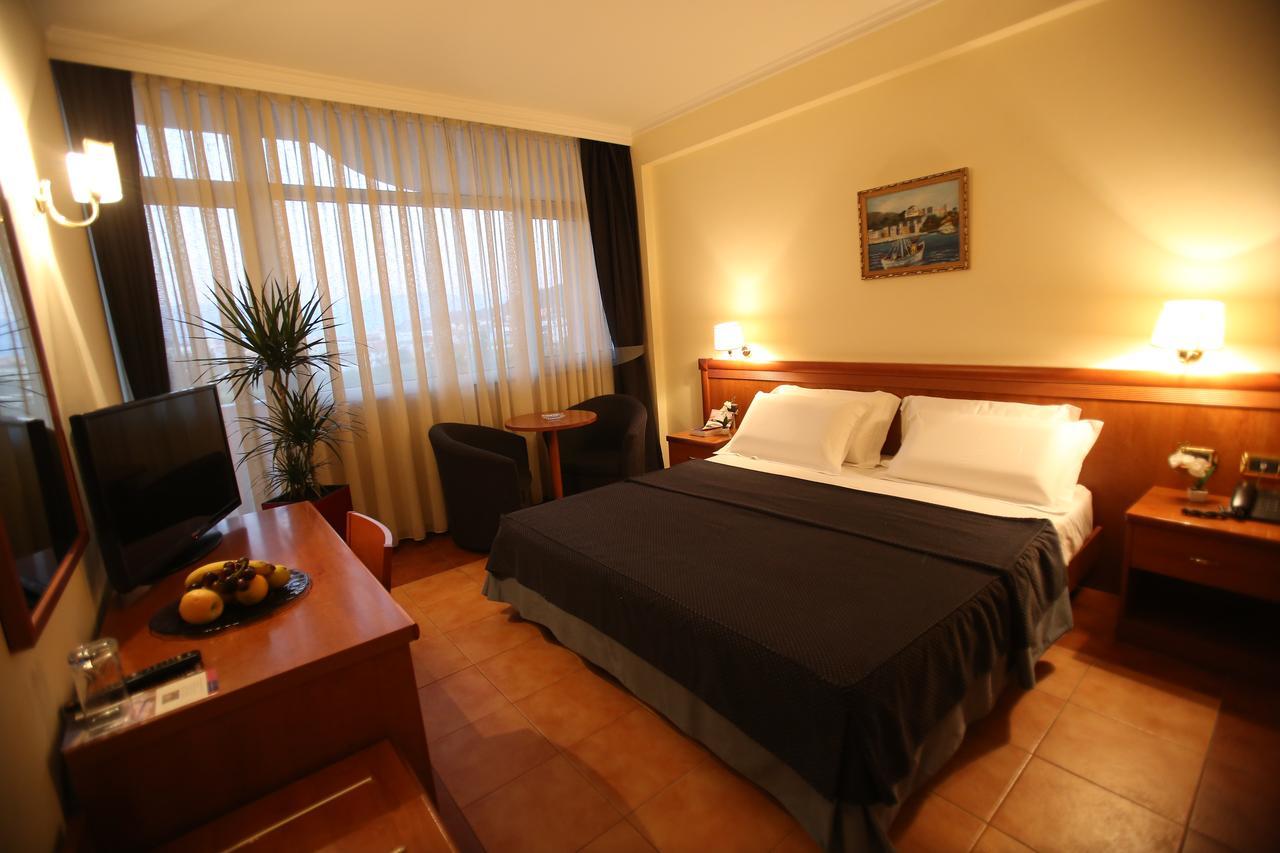 Hotel Continental Vorë Extérieur photo