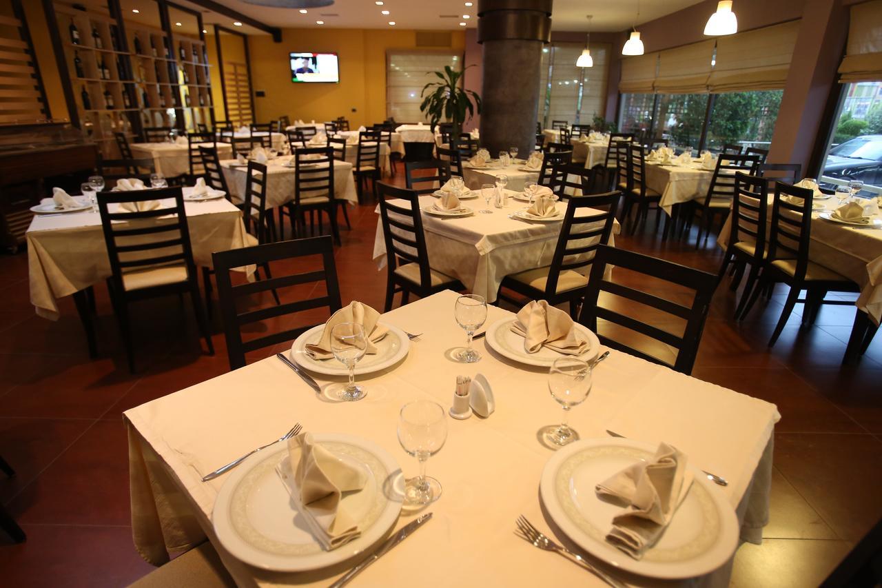 Hotel Continental Vorë Extérieur photo