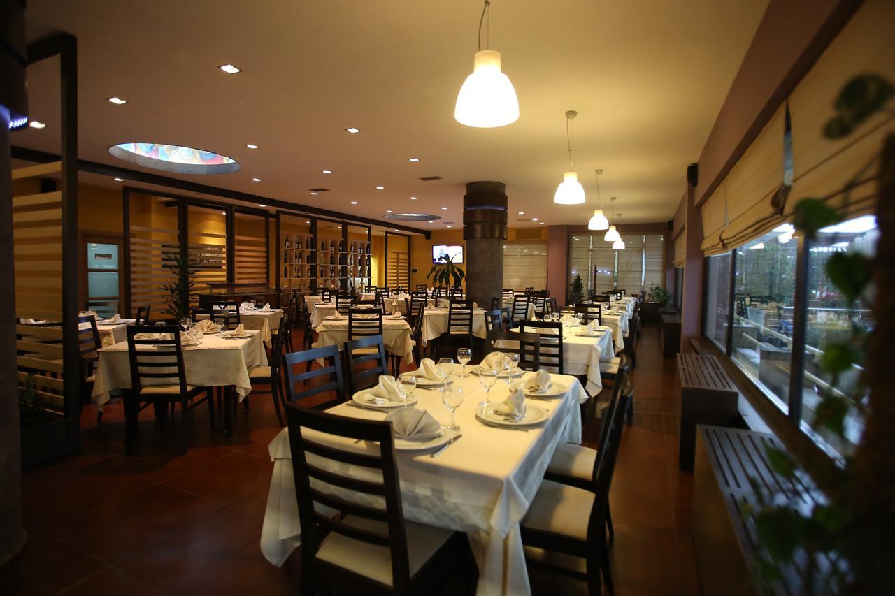 Hotel Continental Vorë Extérieur photo